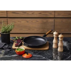 Le Creuset Bratpfanne 28 cm m. Holzgriff Signature schwarz