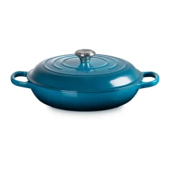 Spanischer Sommerurlaub<Le Creuset Gourmet-Profitopf mit Deckel 30 cm Signature Deep Teal