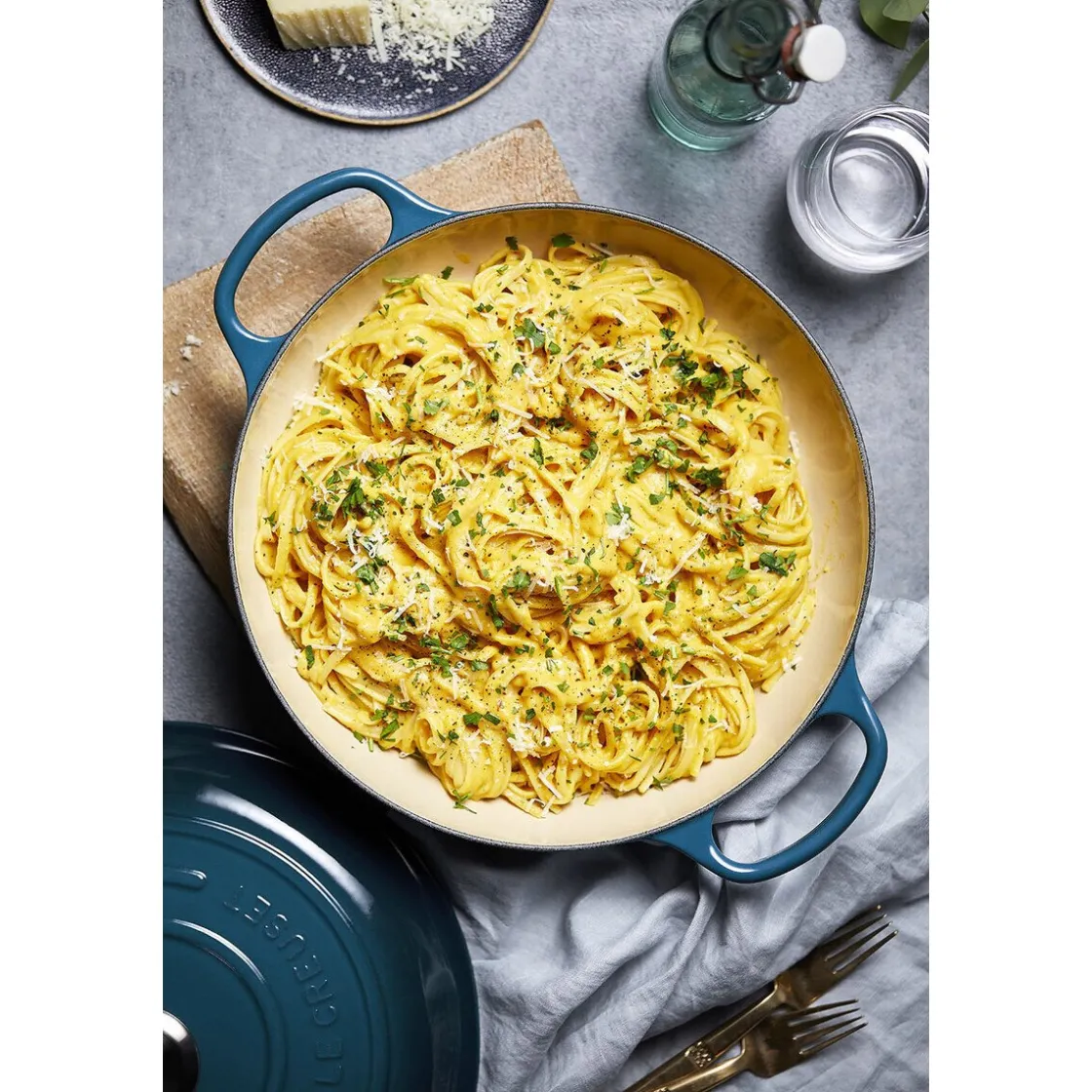 Spanischer Sommerurlaub<Le Creuset Gourmet-Profitopf mit Deckel 30 cm Signature Deep Teal