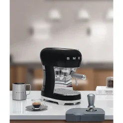 Espressomaschinen<Smeg Espressomaschine ECF02BLEU 50’s Style schwarz