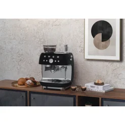 Smeg Espressomaschine mit Mahlwerk EGF03 2 Tassen 1650 50’s Style schwarz