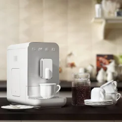 Kochwelt Entdecken|Kaffeemaschinen<Smeg Kaffeevollautomat BCC11 Basic 1,4 l 1350 W 50’s Style weiss