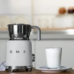 Milchaufschäumer<Smeg Milchaufschäumer MFF01 1,5 l 50's Style weiß