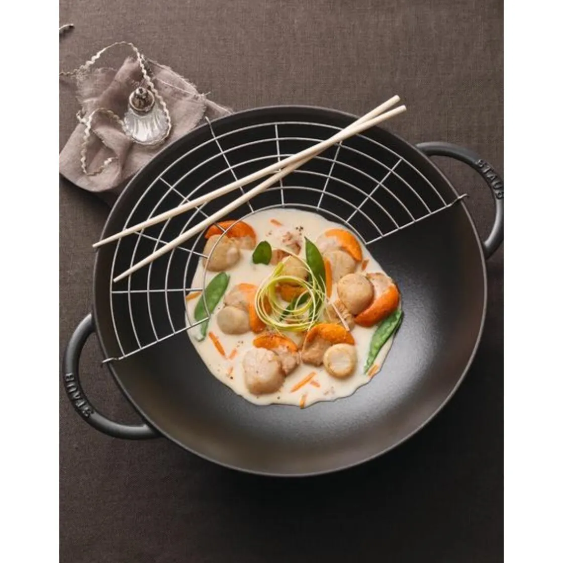 Pfannen|Kochwelt Entdecken<Staub Wok mit Glasdeckel 37 cm schwarz